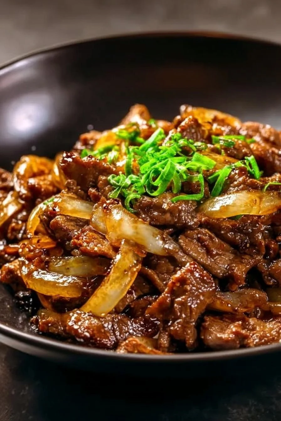 Bœuf Sauté aux Oignons, un plat français savoureux et réconfortant