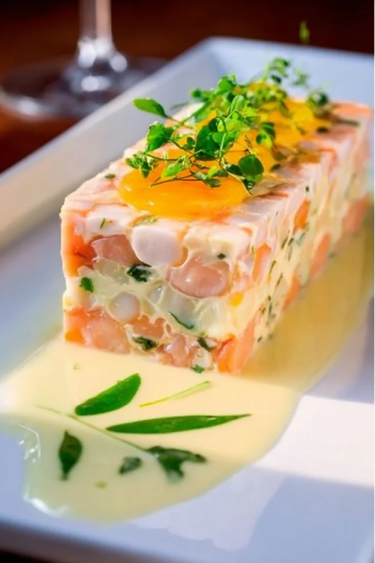 Terrine de Poisson délicieuse présentée sur une assiette colorée