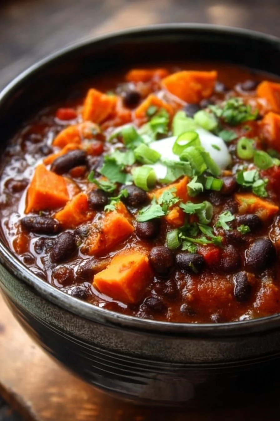 Chili réconfortant avec patates douces et haricots noirs dans un bol.