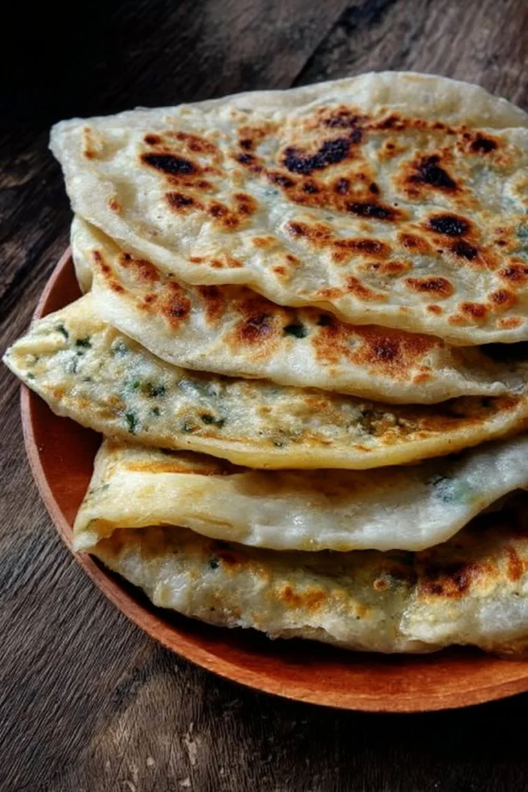 Galettes aux épinards et à la feta présentées avec une garniture fraîche