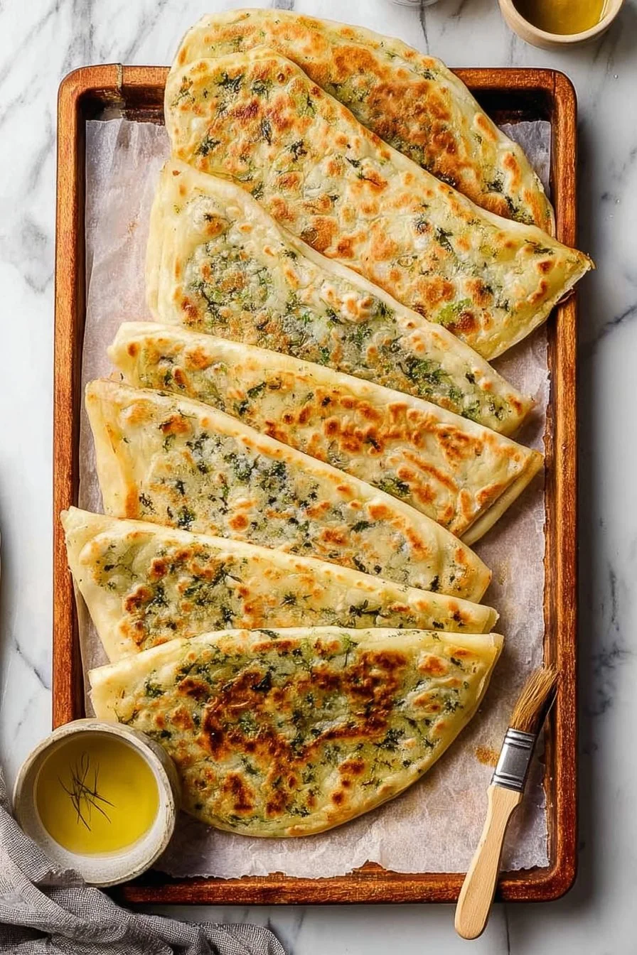 Gozleme turc avec garnitures savoureuses cuit sur une plaque chaude