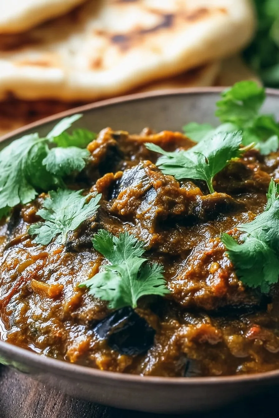 Plat de Zaalouk marocain avec aubergines épicées et herbes fraîches.