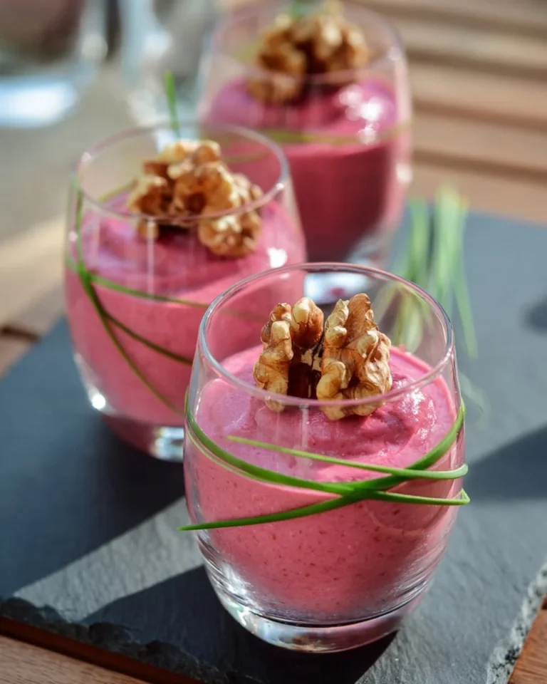 Mousse de betterave avec fromage frais dans un bol élégant