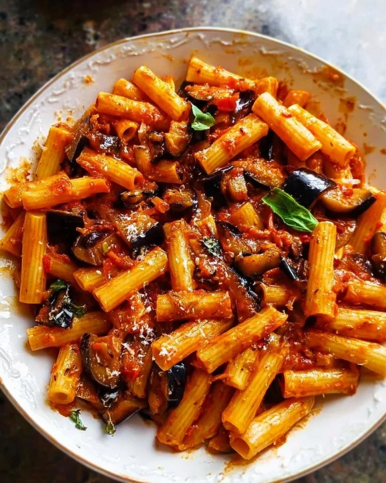 Plat de pâtes à la Norma avec aubergines fraîches et sauce tomate