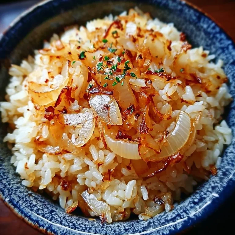 Plat de riz à l’oignon à la française, servi avec des oignons caramélisés.