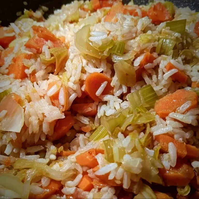 Assiette de riz aux carottes et poireaux, plat savoureux et coloré
