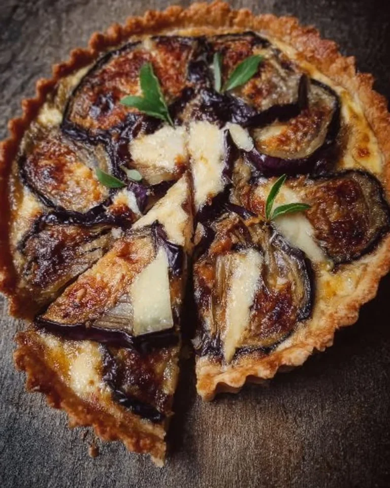 Tarte aubergine garnie de mozzarella et de miel, prête à être dégustée.