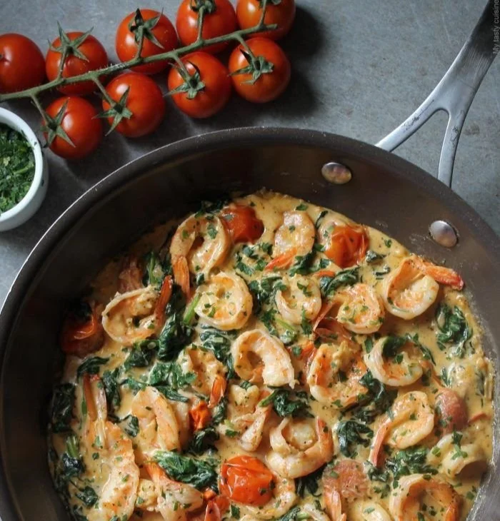 Crevettes à la sauce crème parmesan et épinards, plat savoureux et réconfortant