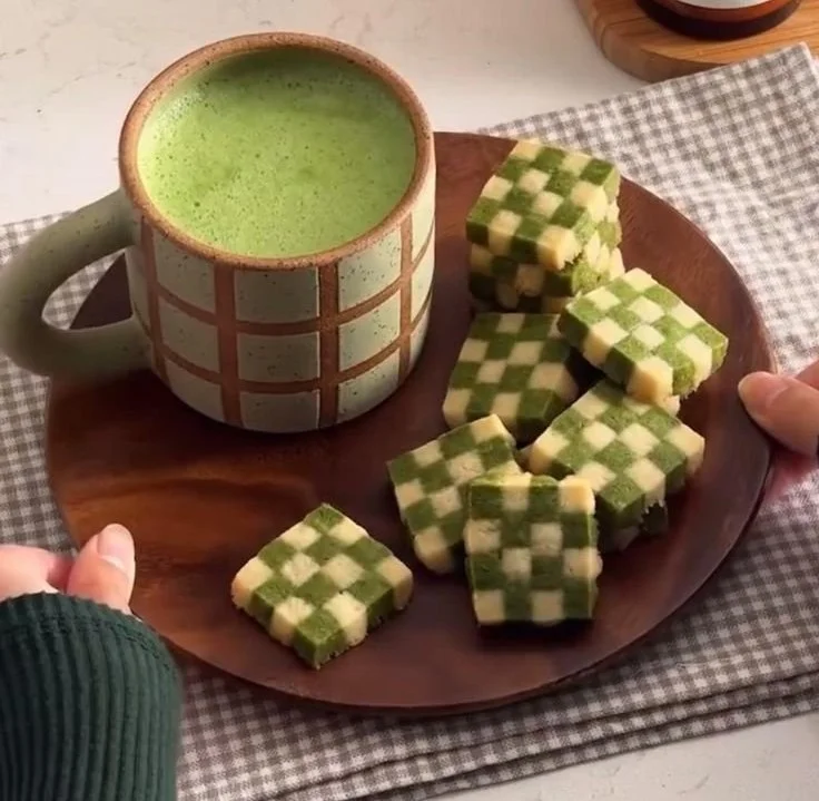Biscuits à carreau de matcha savoureux sur une assiette