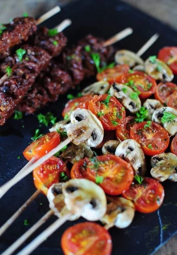 Brochettes de viande grillées au barbecue, prêtes à être dégustées