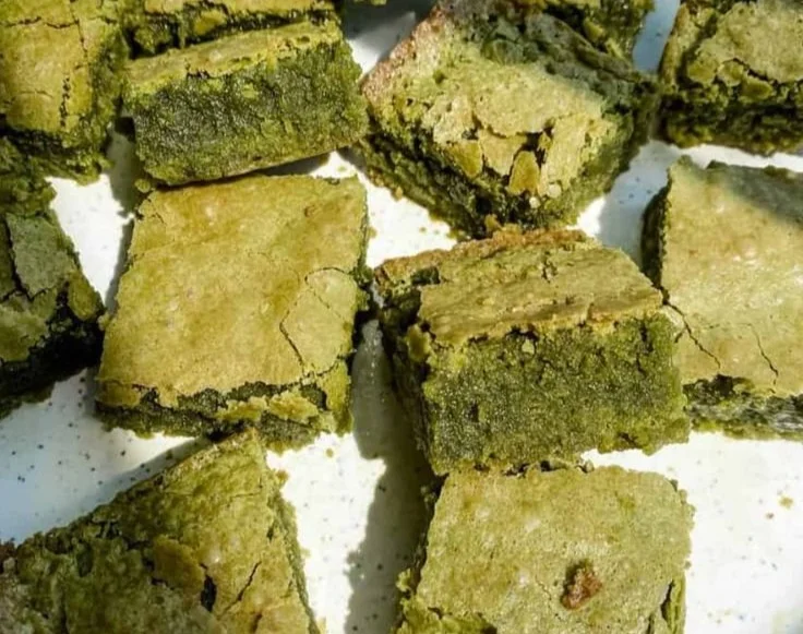 Brownies au matcha avec une texture fondante et une décoration de poudre de matcha.