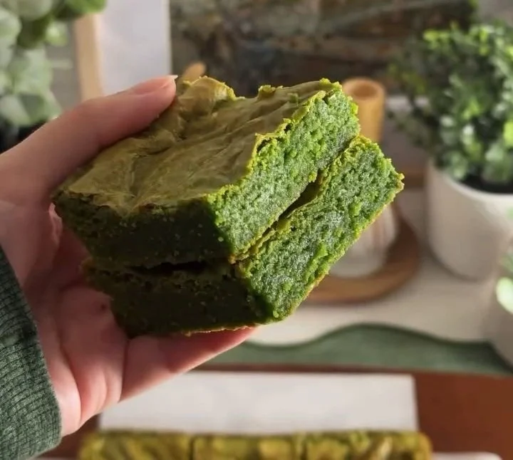 Brownies au matcha et au beurre noisette, dessert chocolaté savoureux et fondant
