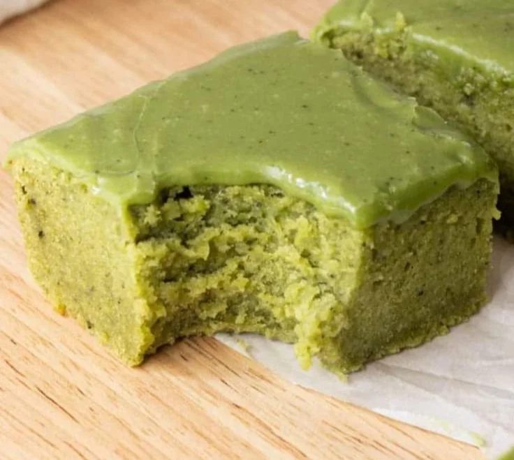 Brownies mochi au matcha savoureux et moelleux, garnis de chocolat.