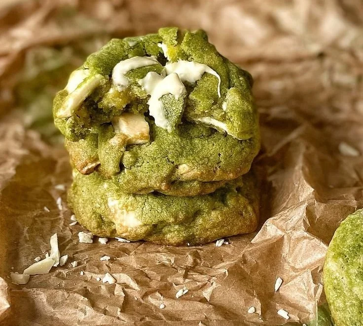 Délicieux cookies au chocolat blanc avec une touche de thé matcha