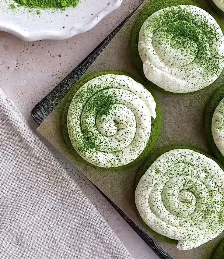 Cookies au matcha avec crème mascarpone sur une assiette