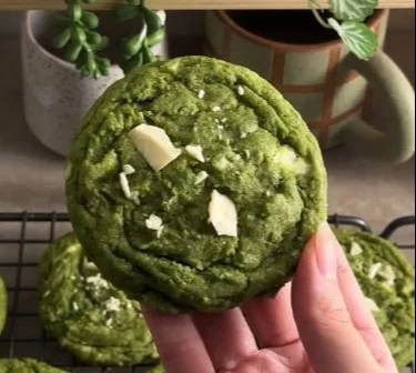 Cookies au matcha et chocolat blanc sur une assiette en bois