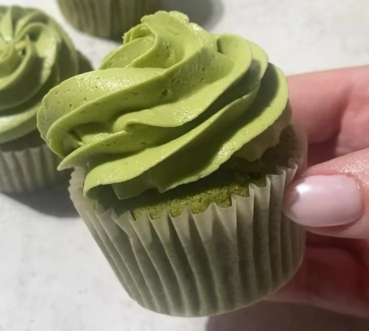 Cupcakes au matcha décorés d'un glaçage au thé vert matcha