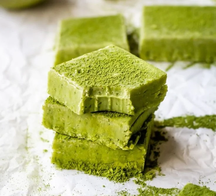 Fudge au matcha fait maison avec une texture fondante et une belle couleur verte