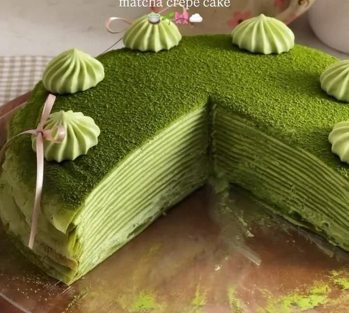 Gâteau Mille Crêpes Matcha : un dessert élégant aux couches délicates de crêpes et de crème au matcha.