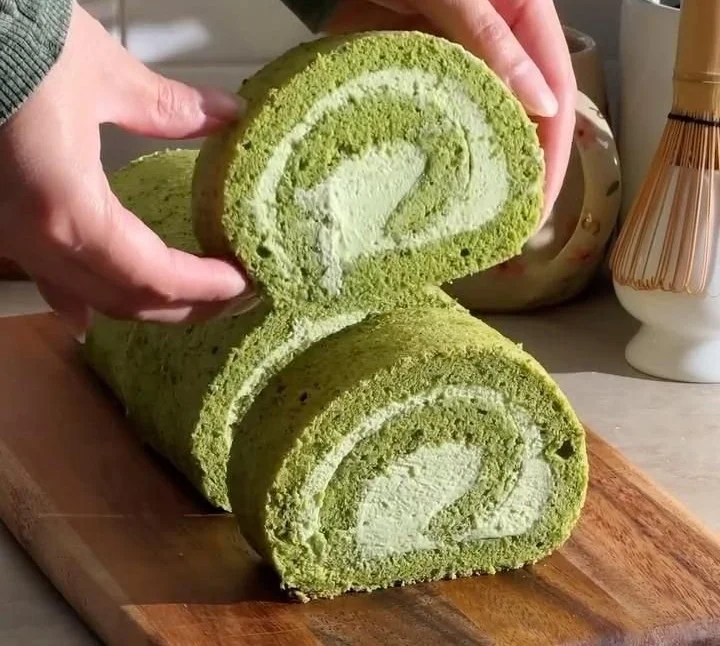 Gâteau roulé au matcha avec garniture crémeuse et esthétique élégante