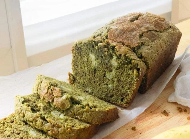 Pain aux bananes au matcha sur une assiette