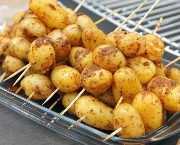 Pommes de terre au barbecue prêtes à être servies sur la table.