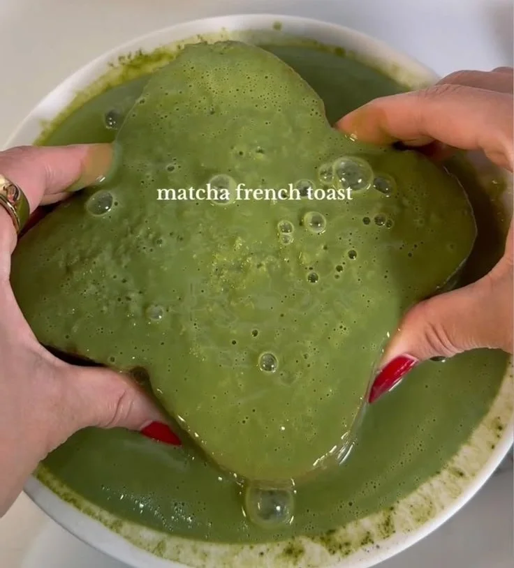 Tasse de matcha avec des ingrédients pour l'améliorer