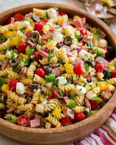 Salade de pâtes à l’italienne avec légumes frais et vinaigrette