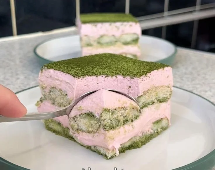 Tiramisu aux fraises et matcha, un dessert savoureux et créatif