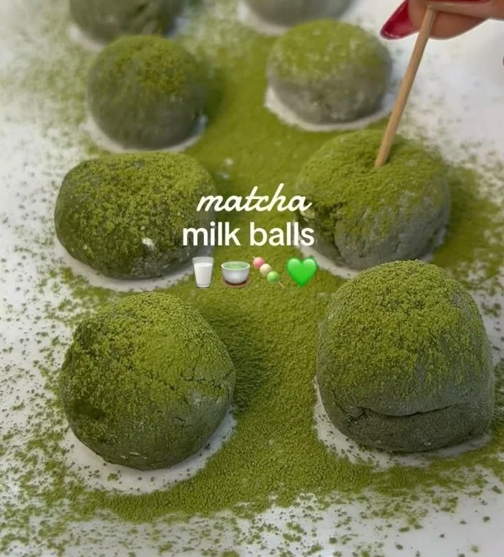 Truffes Mochi Matcha savoureuses et colorées présentées sur une assiette