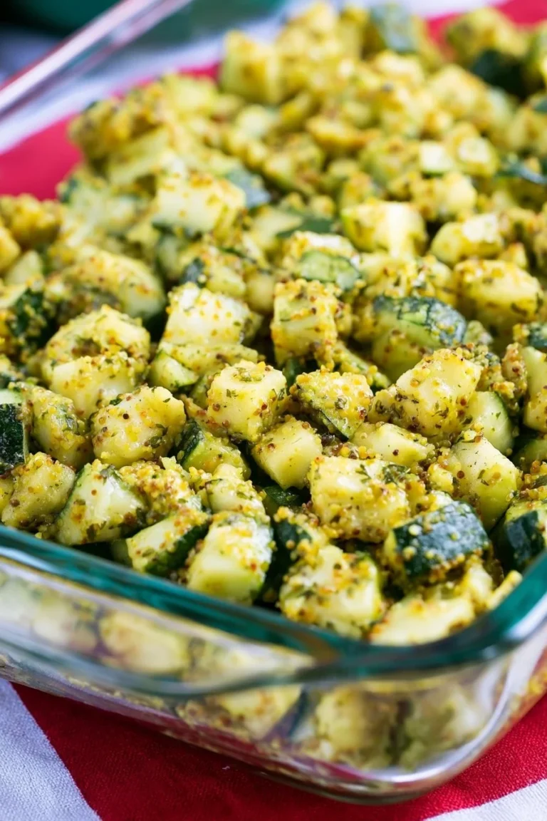 Assiette de courgettes à la moutarde, plat savoureux et coloré
