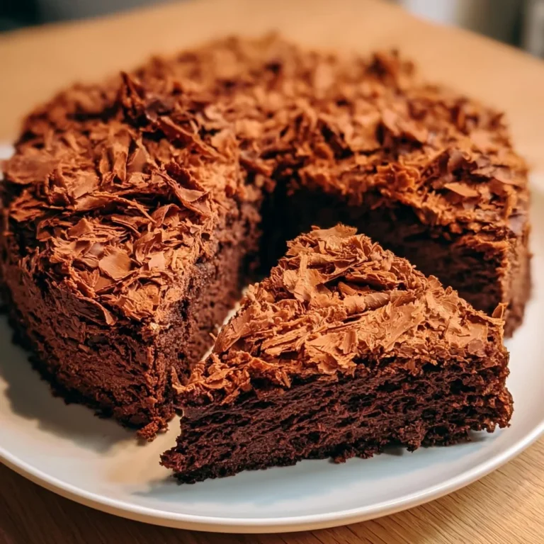 Gâteau au chocolat croustillant avec une couche croquante