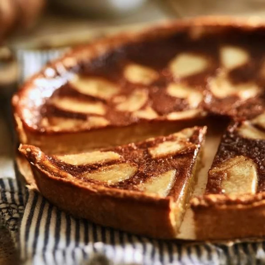 Tarte Poire Chocolat garnie de poires juteuses et de chocolat