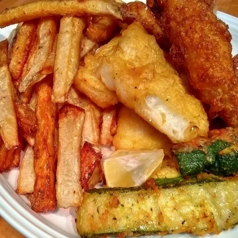 Batter de Morue accompagné de frites au four et bâtonnets de courgette frits.