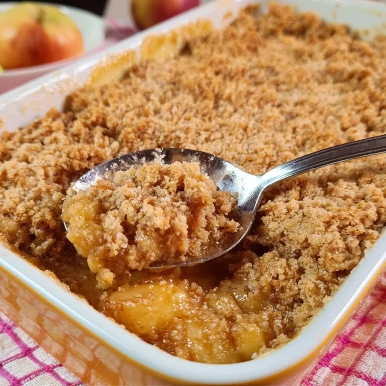 Crumble aux pommes doré et croustillant, dessert savoureux et réconfortant