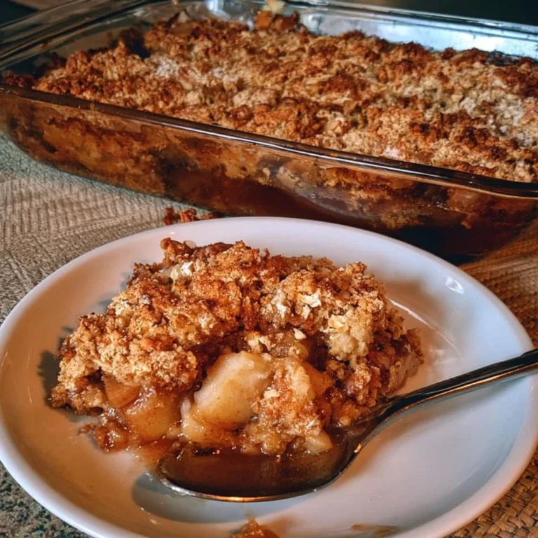 Crumble de Pommes doré sorti du four, savoureux et réconfortant