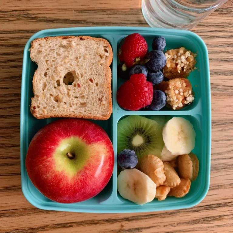 Des snacks sains et colorés pour les déjeuners des enfants en boîte à lunch.