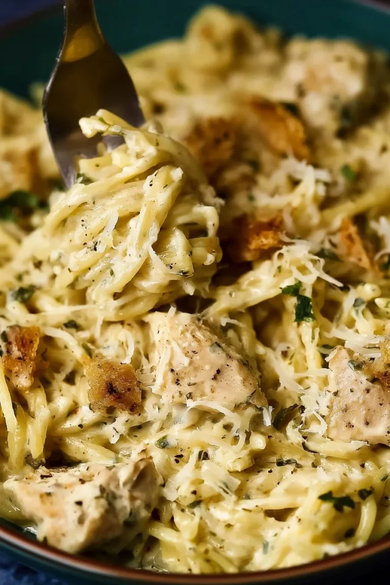 Pâtes Caesar crémeuses servies dans une casserole, garnies de parmesan et de laitue