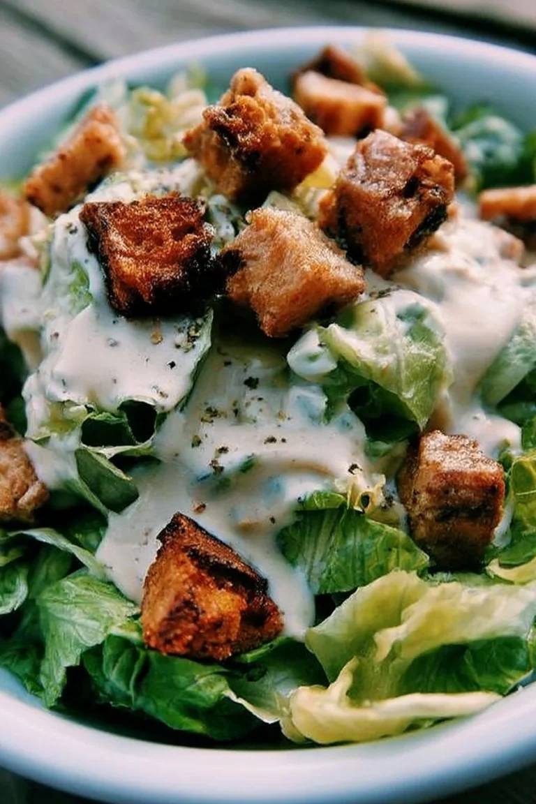 Recette de Salade César avec laitue, poulet grillé et croûtons dorés
