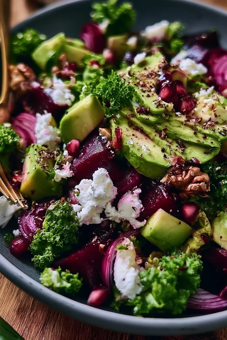 Salade de betterave, avocat et feta servie dans un bol coloré.