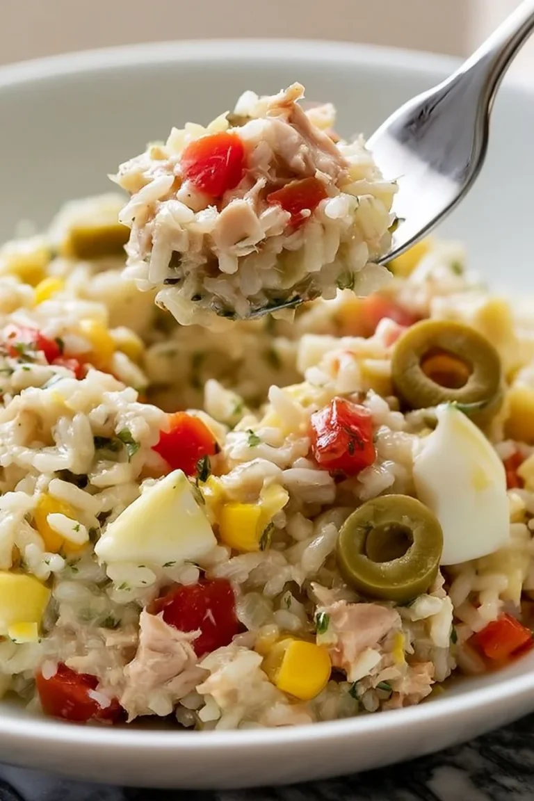 Salade de riz composée facile et crémeuse garnie de légumes frais
