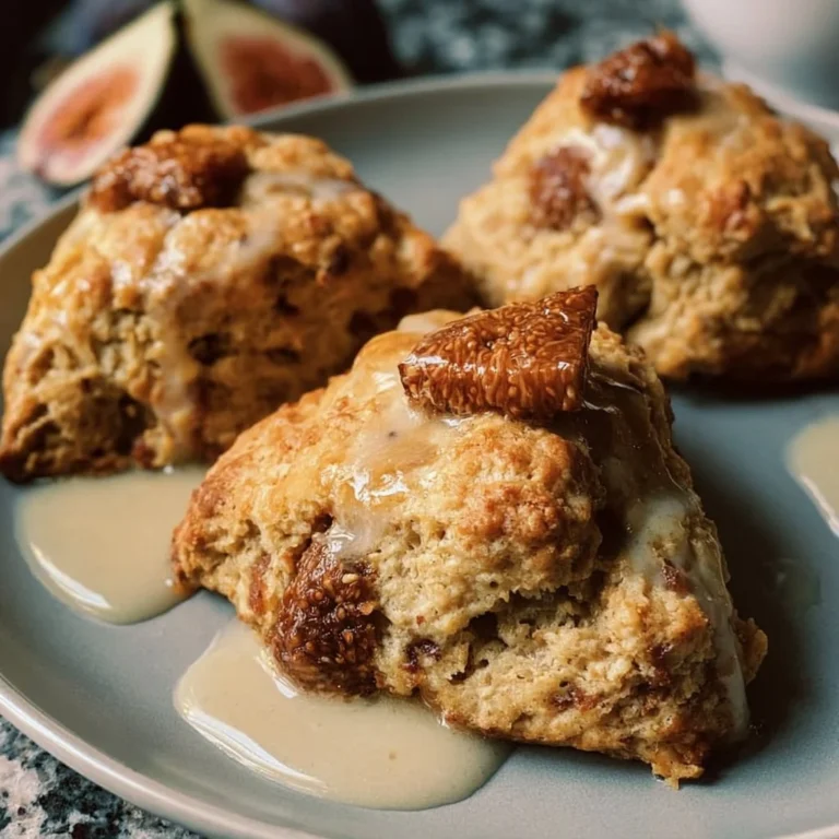 Scones aux figues avec glaçage au miel sucré sur une assiette