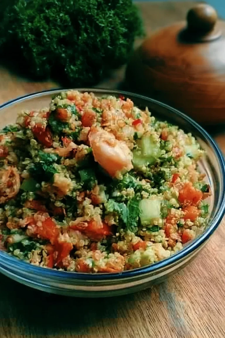Bol de tabbouleh quinoa aux saveurs asiatiques, garni de légumes frais.