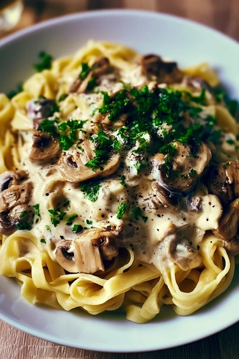 Tagliatelles aux champignons et crème fraîche servies dans une assiette