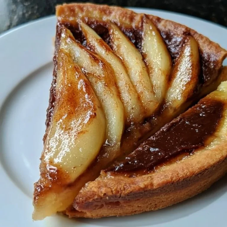 Tarte poires chocolat avec pâte sablée légère, dessert exquis fait maison.