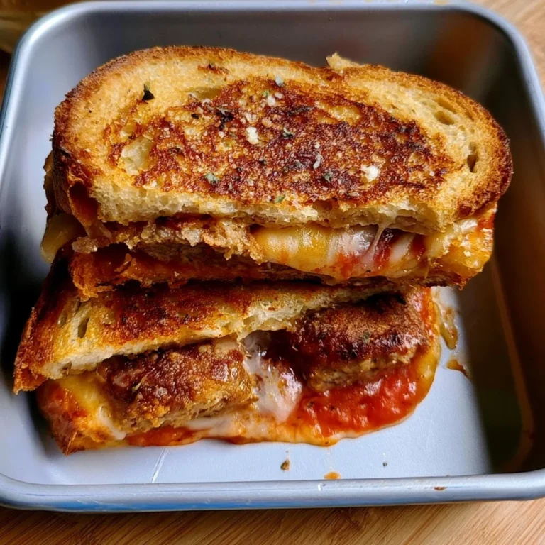Sandwich meatball grilled cheese savoureux et fondant, prêt à déguster.
