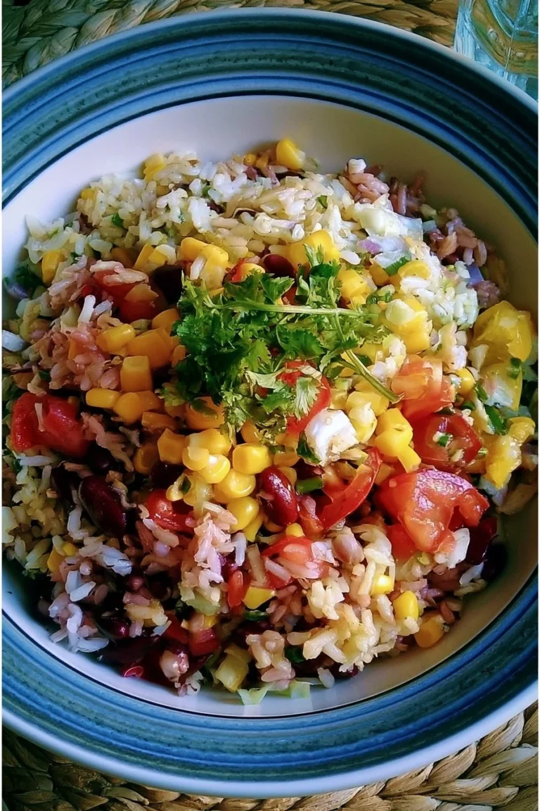 Salade Tex-Mex avec 3 riz et haricots rouges, pleine de saveurs et de couleurs.