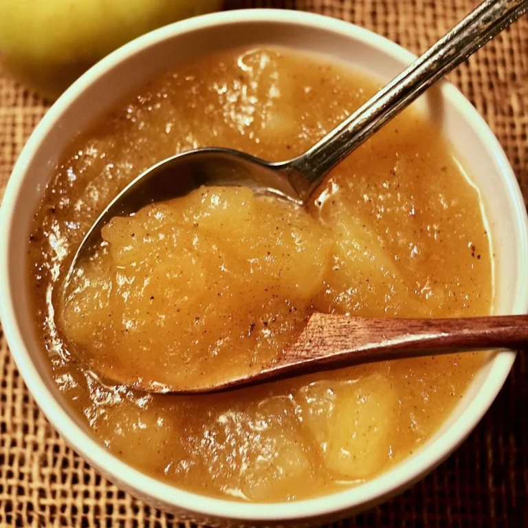 Recette de compote de pommes facile et savoureuse dans un bol