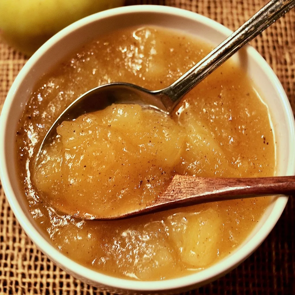 Recette de compote de pommes facile et savoureuse dans un bol