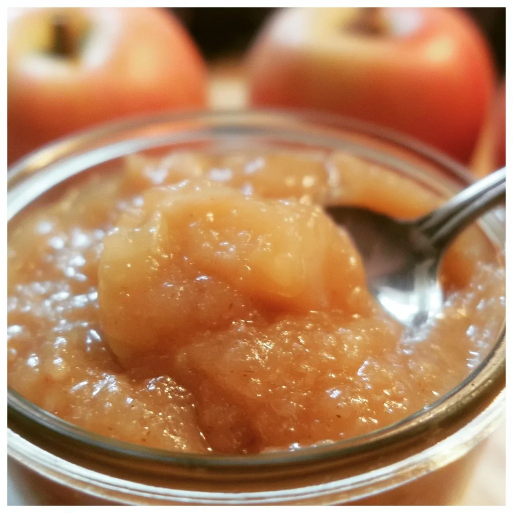 Recette de compote de pommes maison avec des pommes fraîches et du sucre